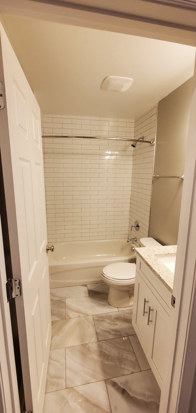 Building Photo - 2025 E Street Northeast, Unit 3