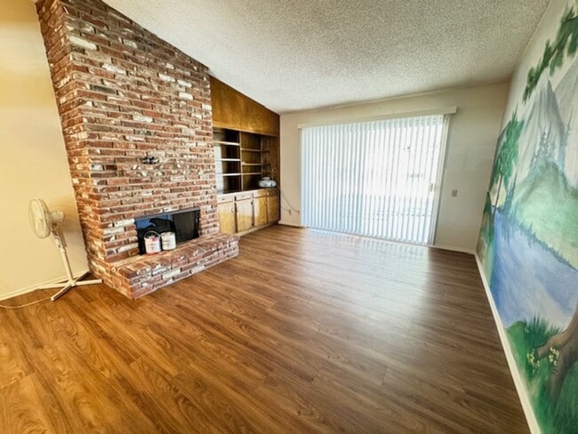 Building Photo - Westside 3+2 In Quiet Neighborhood