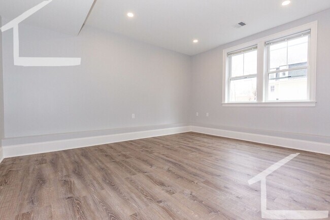 Building Photo - HOT BRIGHTON LISTING!!!!!!!