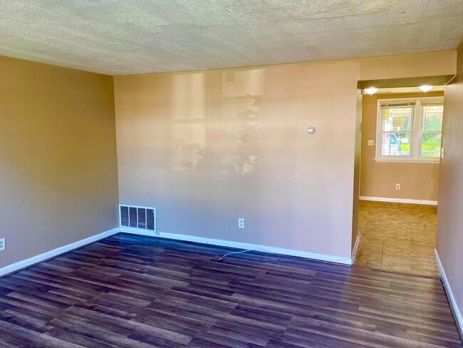 Building Photo - Charming 3 Bedroom/ 1 Bathroom in Dundalk,...