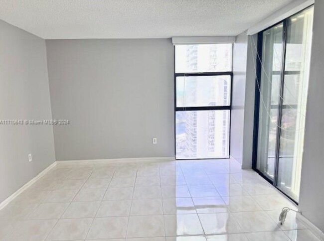 Foto del edificio - 3731 N Country Club Dr
