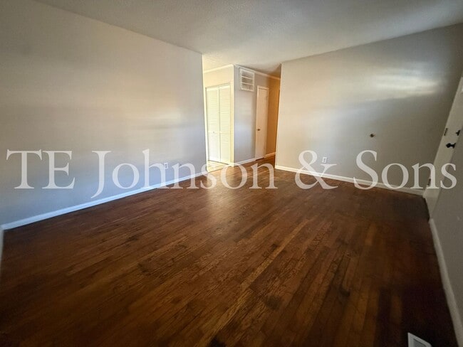 Foto del edificio - Charming 3BR/2BA Home with Hardwood Floors, Bonus Room & Outdoor Living