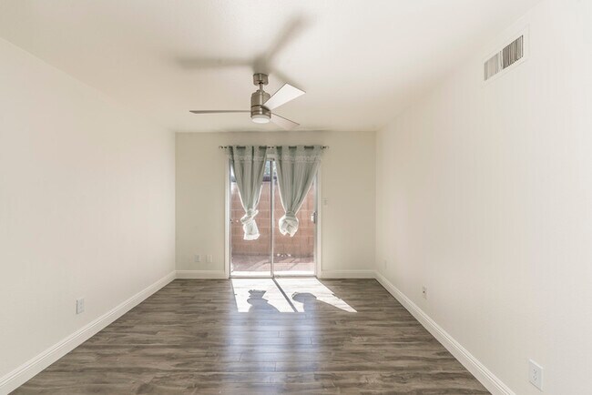Building Photo - End Unit Apartment in Tempe
