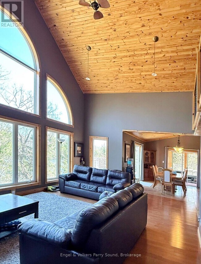 Photo du bâtiment - 76 Long Lake Estates Rd