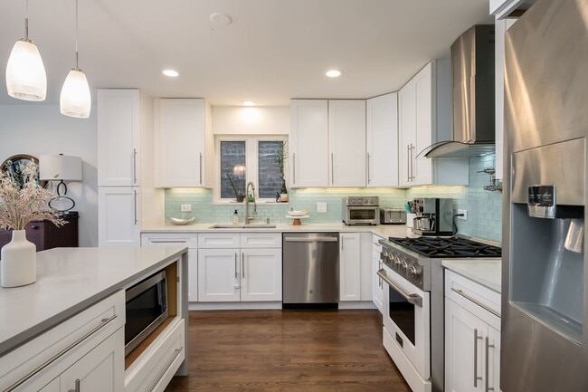 Foto del edificio - 3343 W Potomac Ave