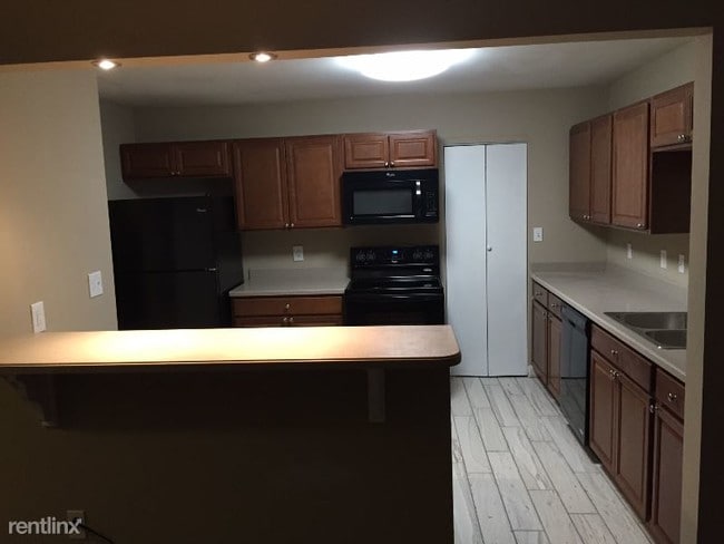 Building Photo - 131 Towne Square Dr