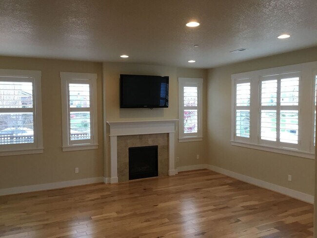 Building Photo - Gorgeous 4 Bedroom Home with Custom Built-...