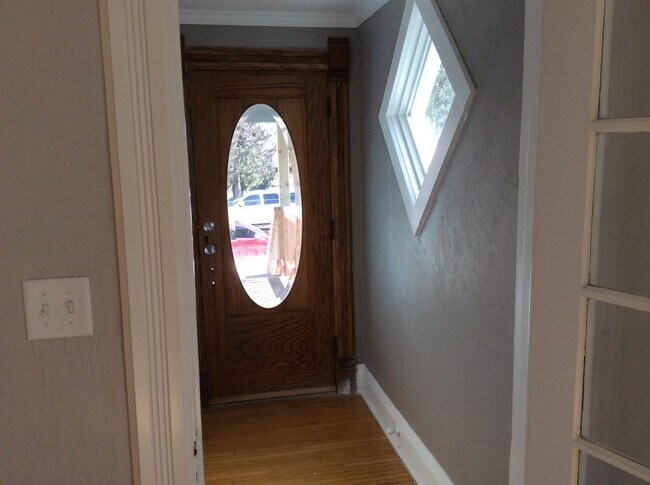 Puerta de entrada a la terraza - 1667 Doty St