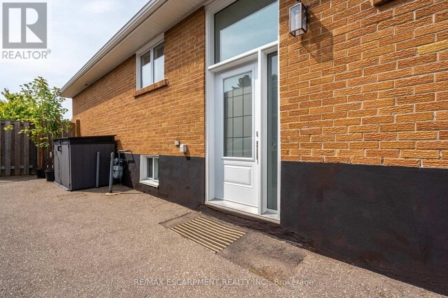 Building Photo - 2400 Whaley Dr