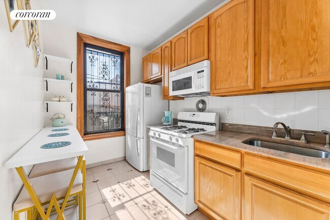 Building Photo - 488 Kosciuszko St