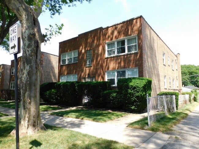 Building Photo - 2816 W Summerdale Ave