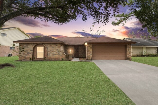 Building Photo - 527 Oakdale Dr