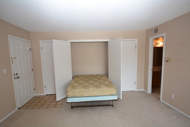 Foto del edificio - Sunstream Loft One Bedroom plus additional main floor Murphy Bed.