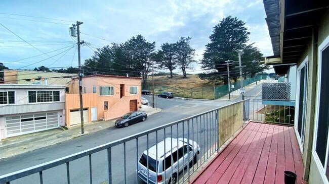 Building Photo - 2 bedroom in San Francisco CA 94134