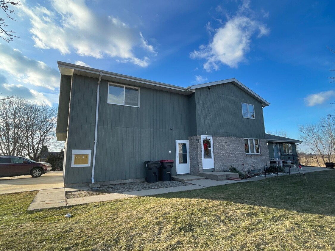 Building Photo - 700 Meadow Park Dr