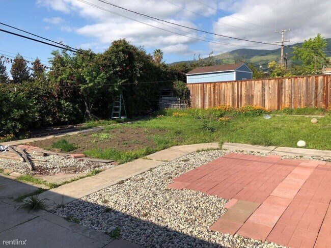 Building Photo - 251 Lippert Ave