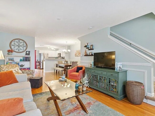 Building Photo - Move-In Ready Townhouse in Prime Location ...