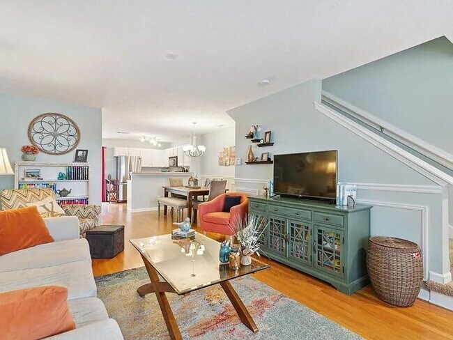 Foto del edificio - Move-In Ready Townhouse in Prime Location ...