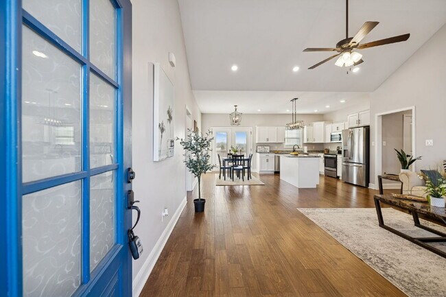 Foto del edificio - Quiet cut-de-sac living with country views!
