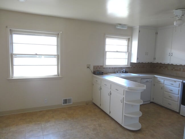 Photo - 403 N 17th St Apartments