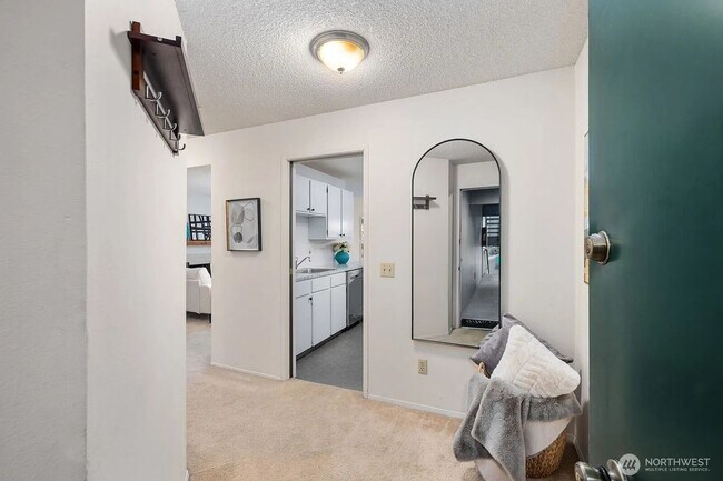 Foto del edificio - 3 Bedroom 2 Bathroom Plus Parking
