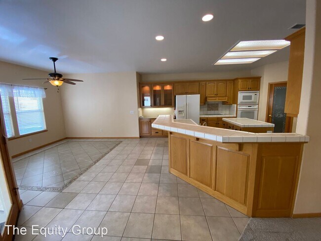 Building Photo - 3 br, 2 bath House - 1339 E Seeger Ave