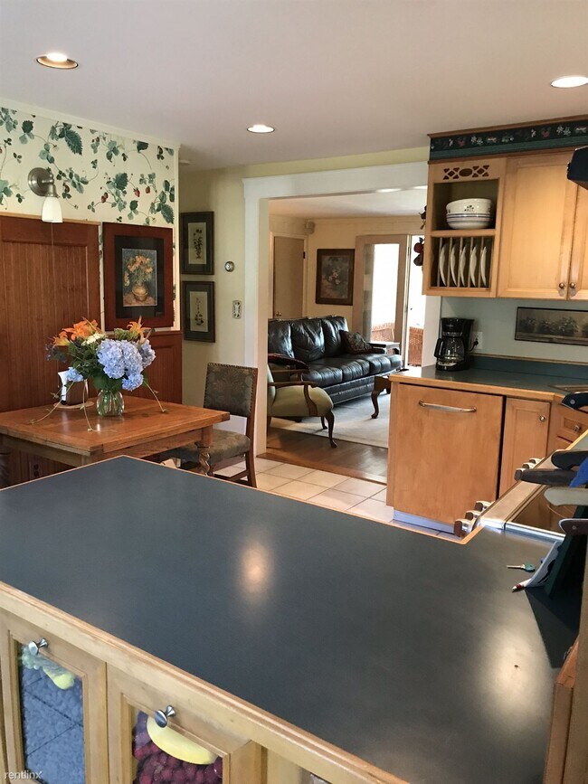 Building Photo - 3 br, 2 bath House - Winter Rental - 30 St...
