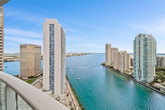 Foto del edificio - 300 S Biscayne Blvd
