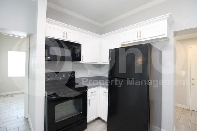 Building Photo - 805 N 10th Ave