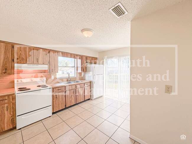 Foto del edificio - 5842 Charlton Dr