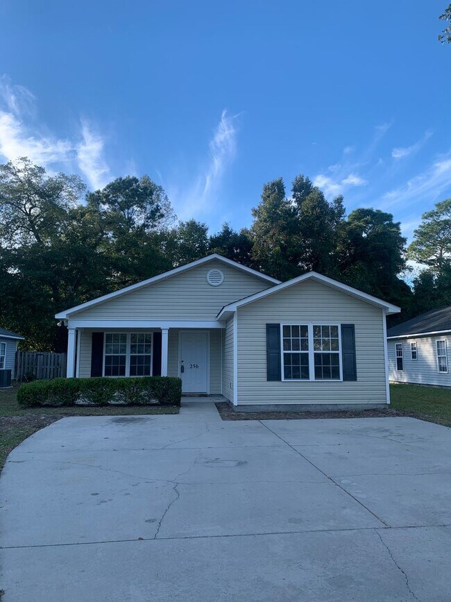 Foto del edificio - 3 Bedroom 2 Bath House on Victory Gardens Available Now