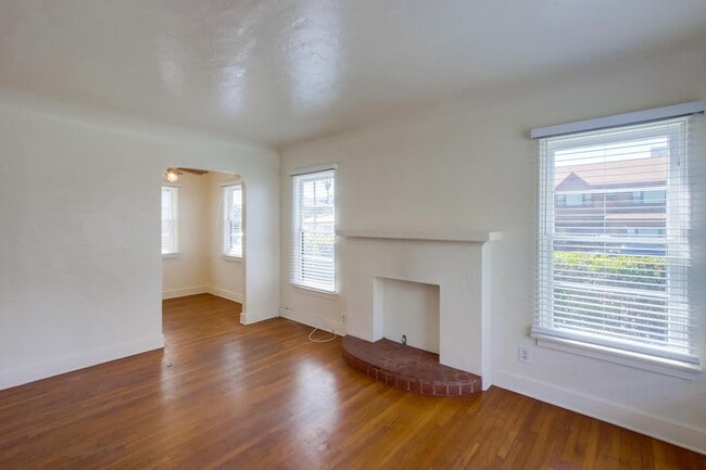 Building Photo - Spanish Craftsman Garden Apartments Bankers Hill