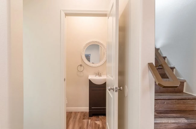 Building Photo - 3258 Dundas St