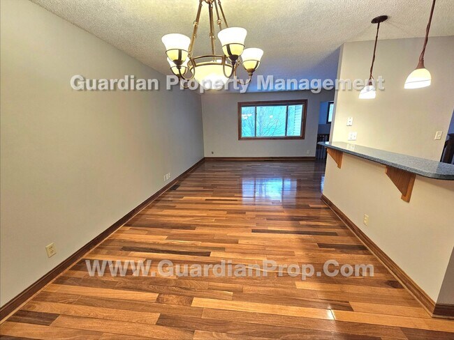 Foto del edificio - Updated Plymouth Single Family Home, 2 Car Garage, Large fenced Yard, Gas Fireplace