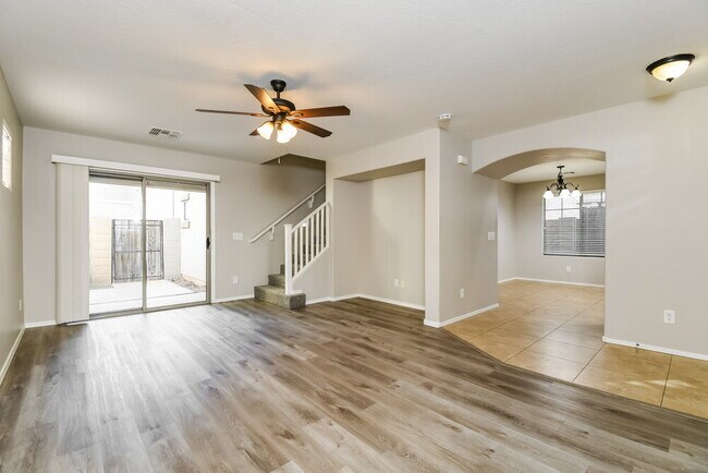 Foto del edificio - 2494 E Boston St