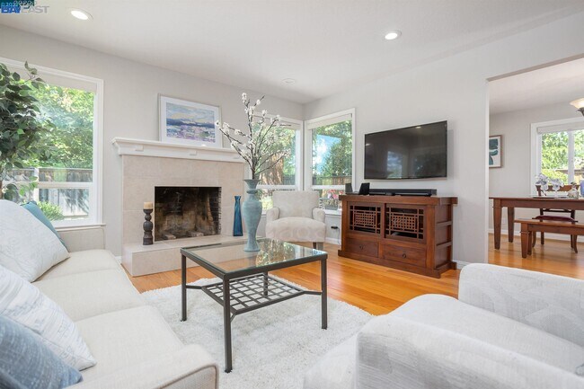 Building Photo - 2834 San Carlos Dr