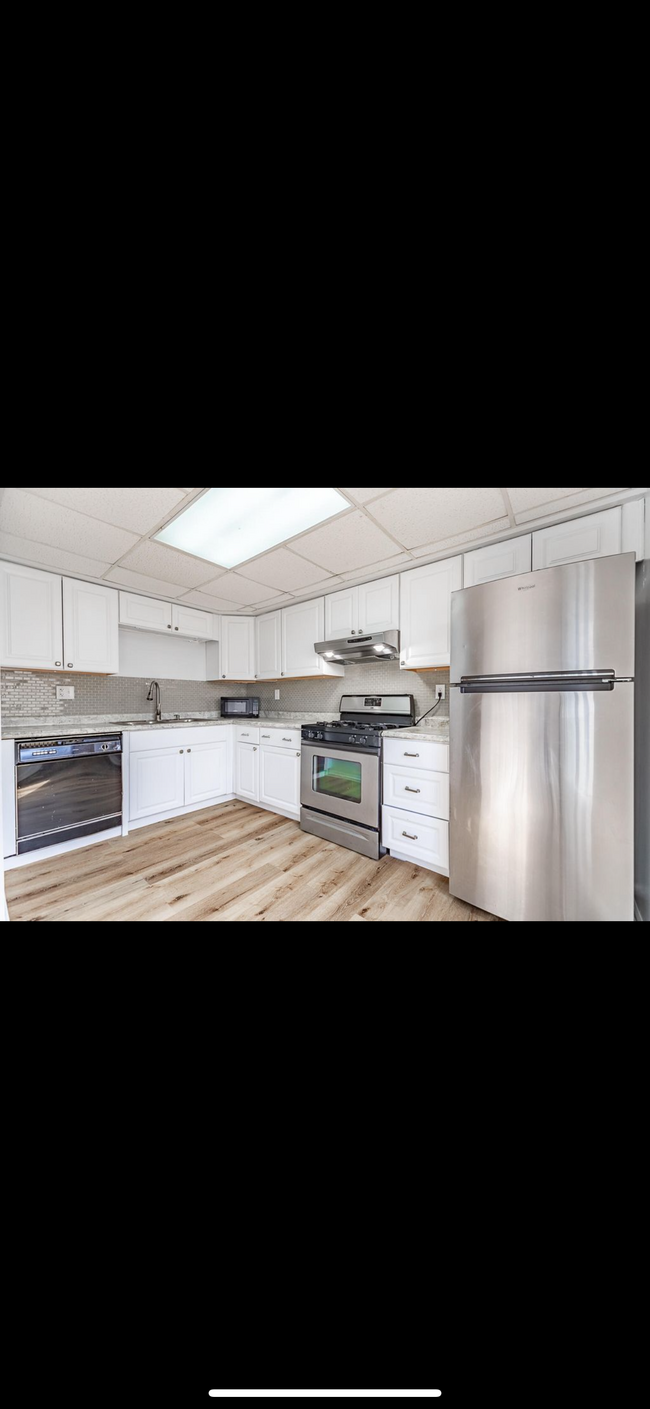 Building Photo - 329 E 60th Dr