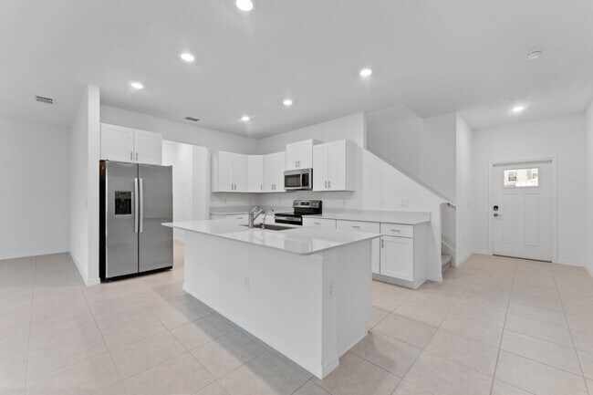 Foto del edificio - Absolutely stunning 3 BR /2.5 Bath / 2 Car Garage + LOFT townhome in ultra-modern and green-focus...
