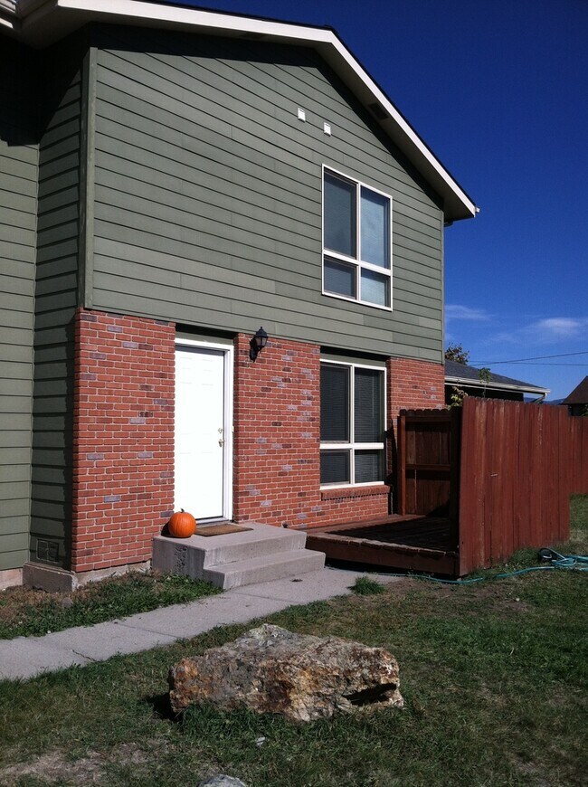 Building Photo - 2 Bedroom 1 Bathroom Unit in 4-Plex