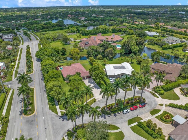 Foto del edificio - 16310 Paddock Ln