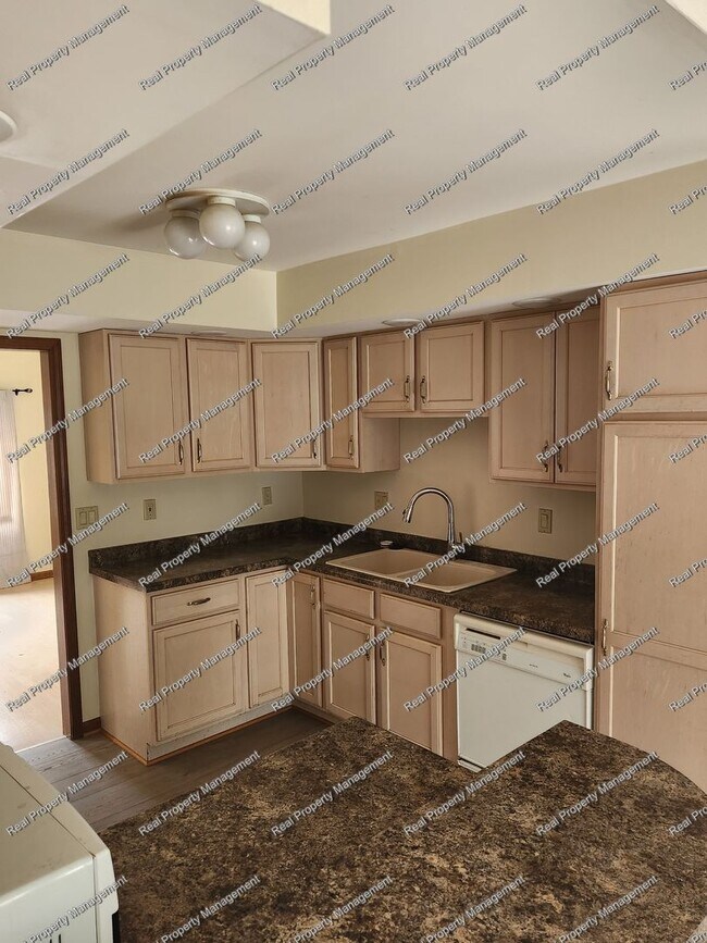 Building Photo - Four Bedroom Valparaiso Home