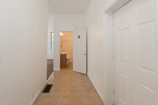 Foto del edificio - 323 Kretschmer