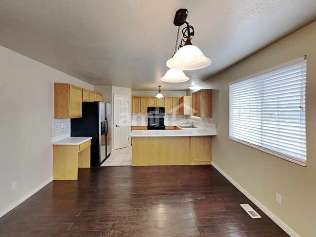 Building Photo - 911 N 2350 W
