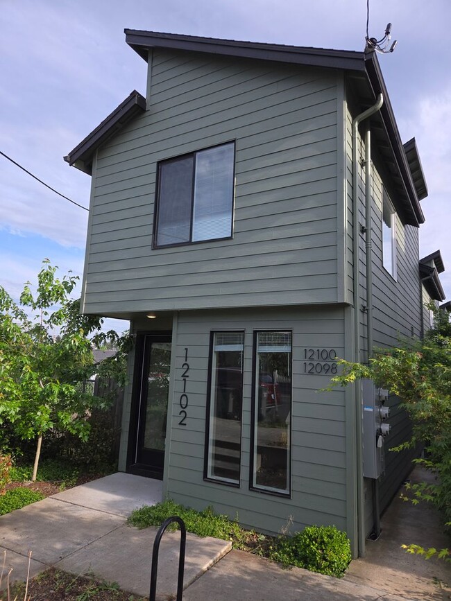 Building Photo - 12102 SE Pine St