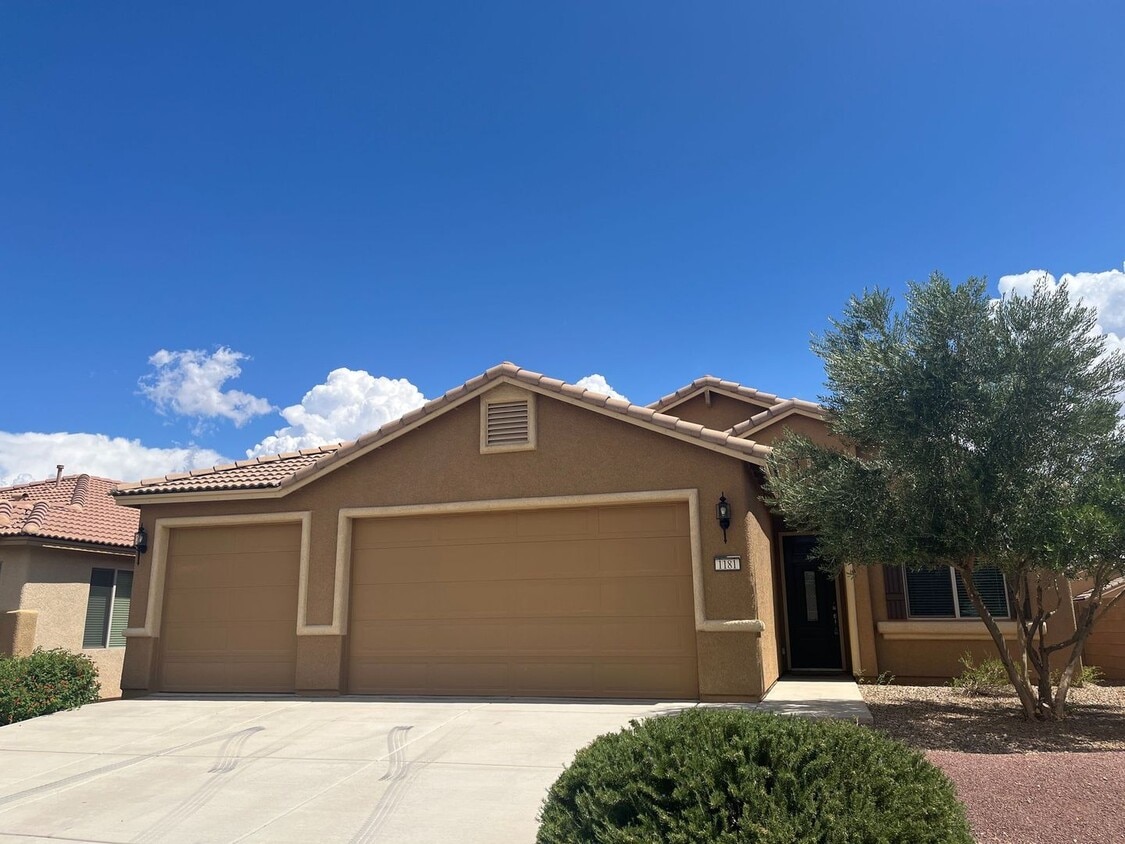 Primary Photo - Lovely 3 bedroom home with 3 car garage