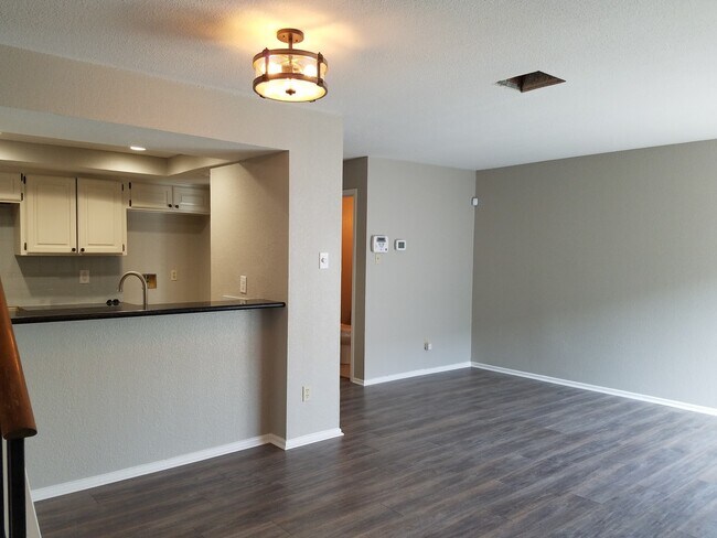 Foto del edificio - Adorable 2 bedroom townhome style Condo