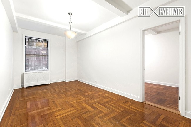 Building Photo - 110 W 69th St