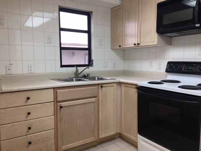 Foto del edificio - 738 Palani Ave. #301
