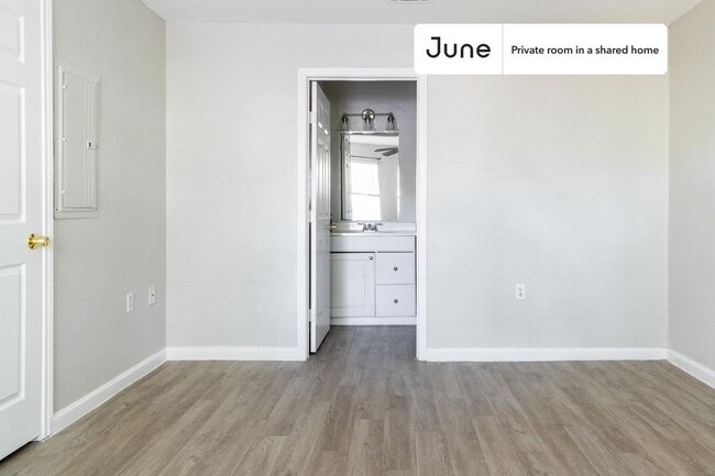 Building Photo - Room in Shared 3 bed/2 bath home
