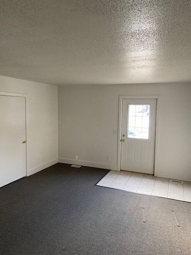 Building Photo - 2 Bedroom, Townhomes for rent in Urbandale, IA